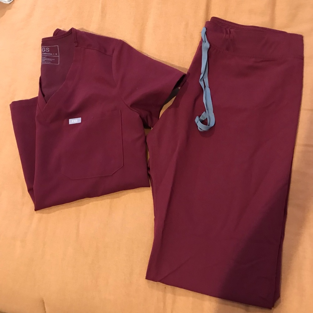 FIGS maroon scrub set x3 pieces